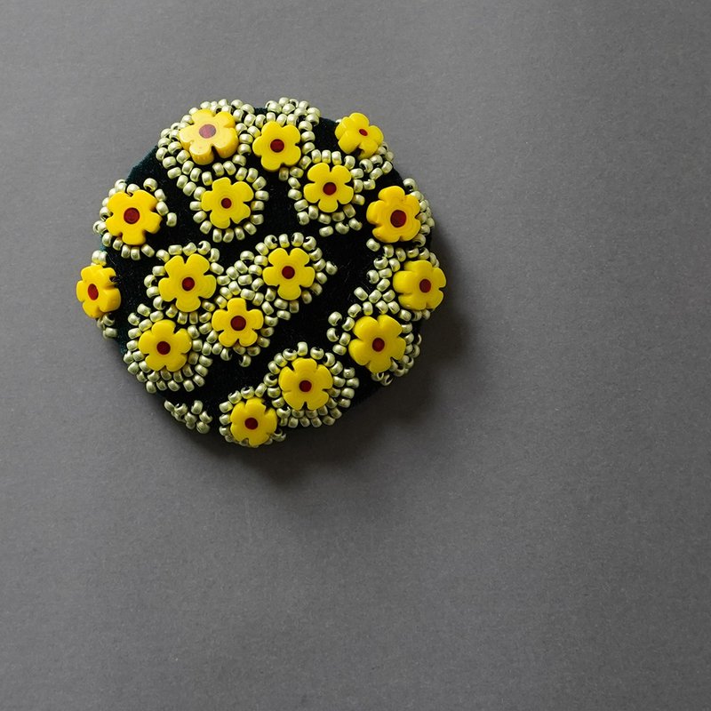 Brooch Crack 4 Large Beaded Embroidery Brooch Yellow Green Flower Unique One of a Kind Christmas - เข็มกลัด - แก้ว สีเหลือง