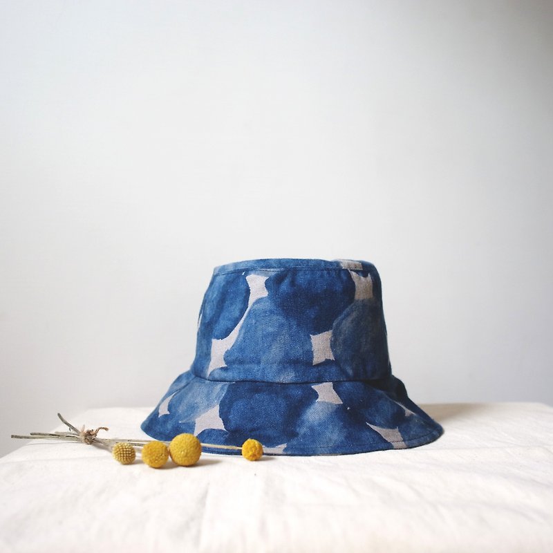 灰色の帽子の日本のファブリック手描きの青斑 - 帽子 - コットン・麻 ブルー