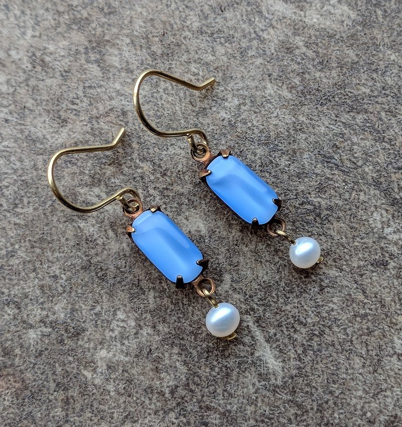 Vintage Blue Glass and Pearl Earrings - ต่างหู - แก้ว สีน้ำเงิน