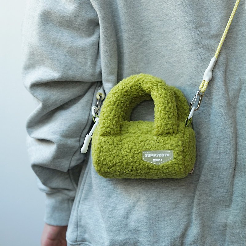 Plush bag small model autumn and winter new cylindrical handbag mini cute crossbody bag meadow green - กระเป๋าแมสเซนเจอร์ - เส้นใยสังเคราะห์ สีเขียว