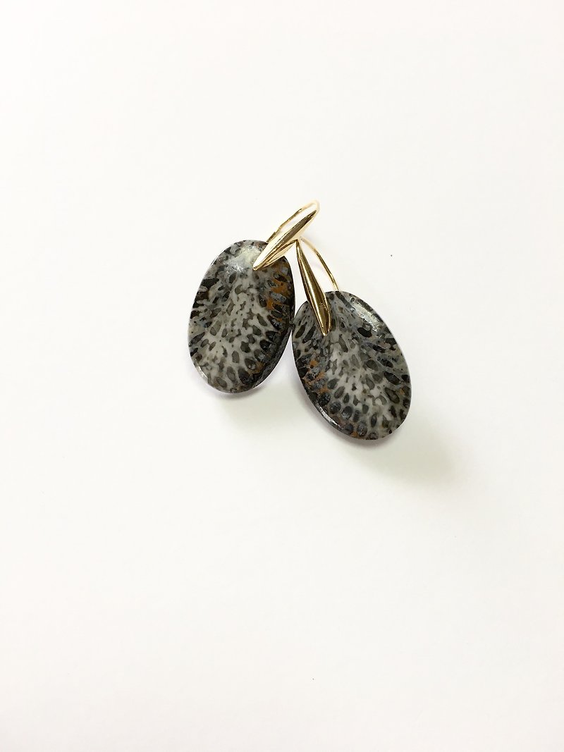 Black fossil coral oval Hook-earring SV925 - 耳環/耳夾 - 石頭 黑色