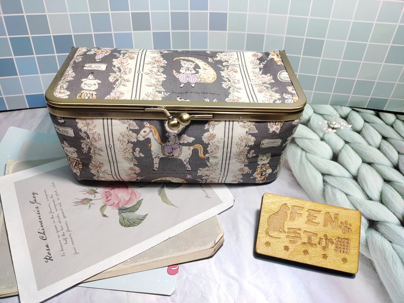 Flip lid gold series-Japanese fabric wheeled cat cloth amusement park cat-large size flip lid gold box-flip lid - Pencil Cases - Cotton & Hemp 