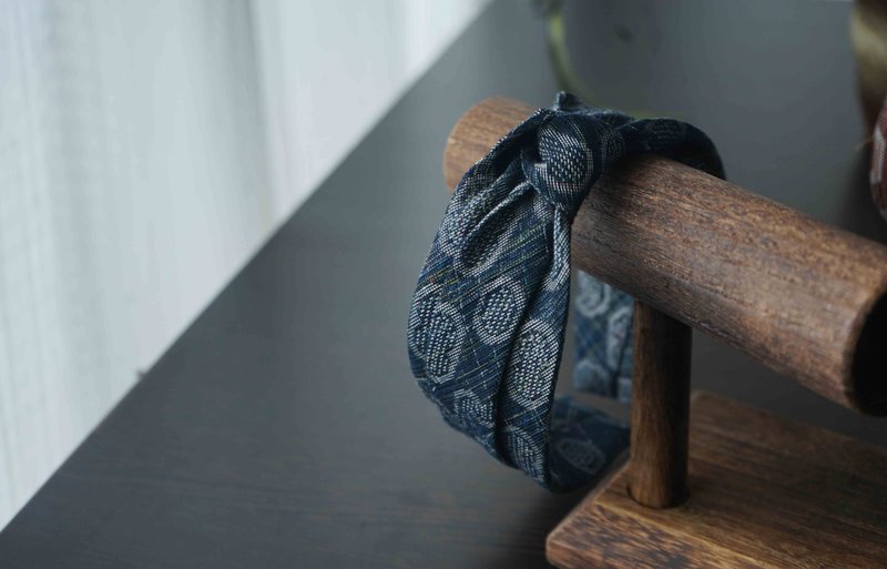 古董領帶改製手工髮箍-深海藍-扭結款 - 髮箍/髮帶 - 絲．絹 藍色