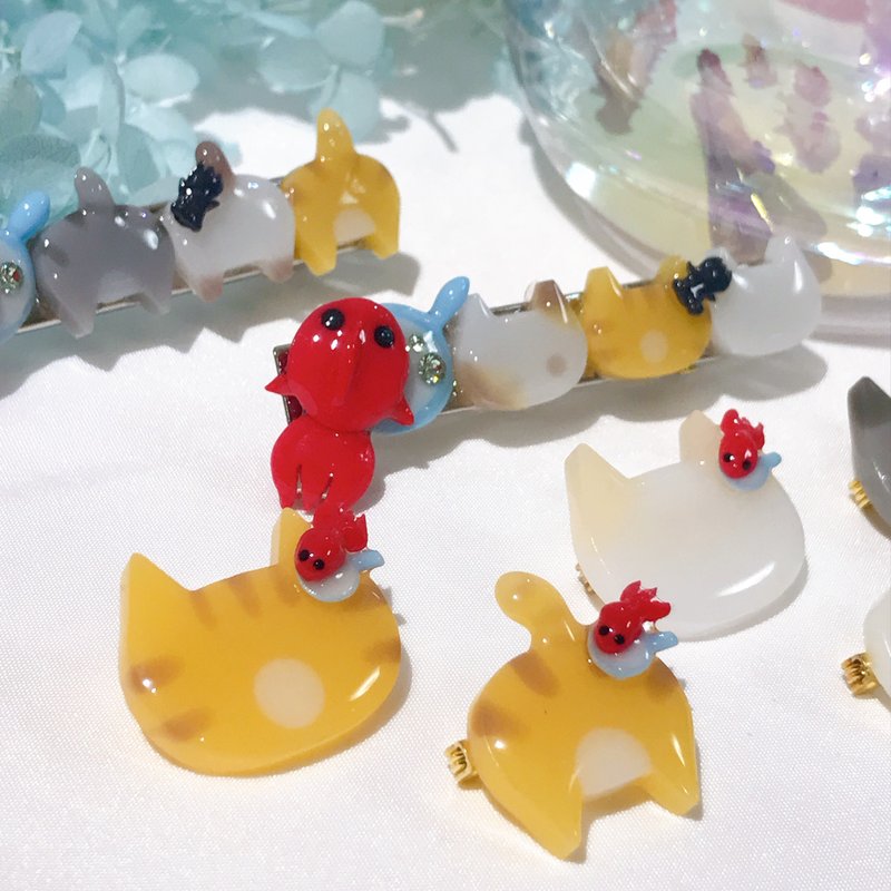 August Nyanko Brooch (Goldfish) - เข็มกลัด - พลาสติก หลากหลายสี