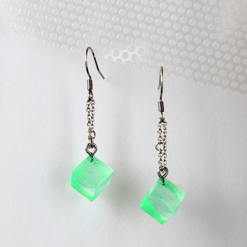 Iced Lime / Dangling resin earrings / ICE DRIP / sold in pairs - ต่างหู - เรซิน สีเขียว