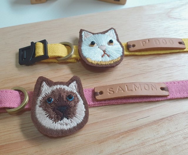 猫の顔のタグが刺繍された猫の首輪と電話番号を刻印する本革のラベル