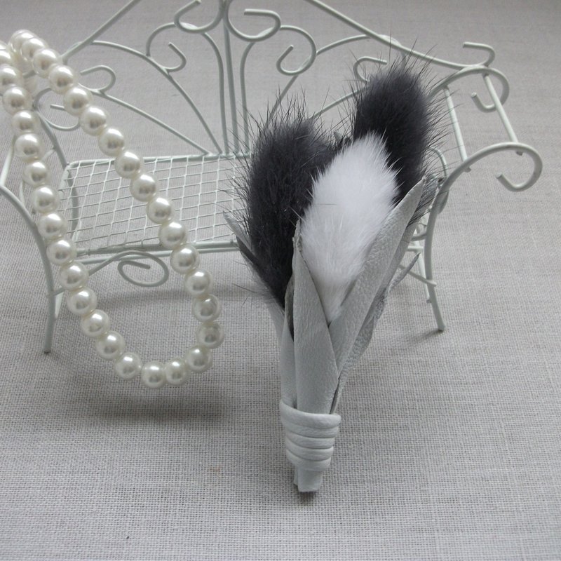 Boutonniere brooch made of genuine leather and fur - เข็มกลัด - หนังแท้ ขาว