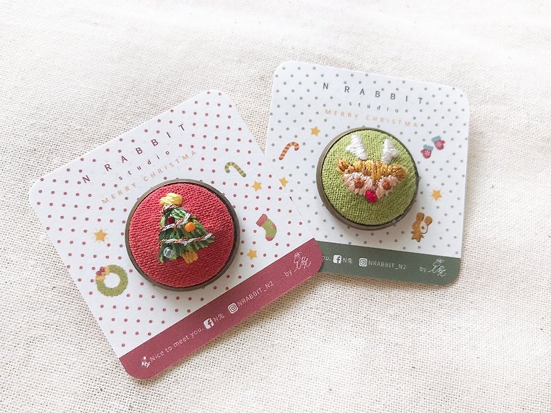 【Christmas Series】Handmade Embroidery Small Object Button Brooch Brooch - Brooches - Thread White