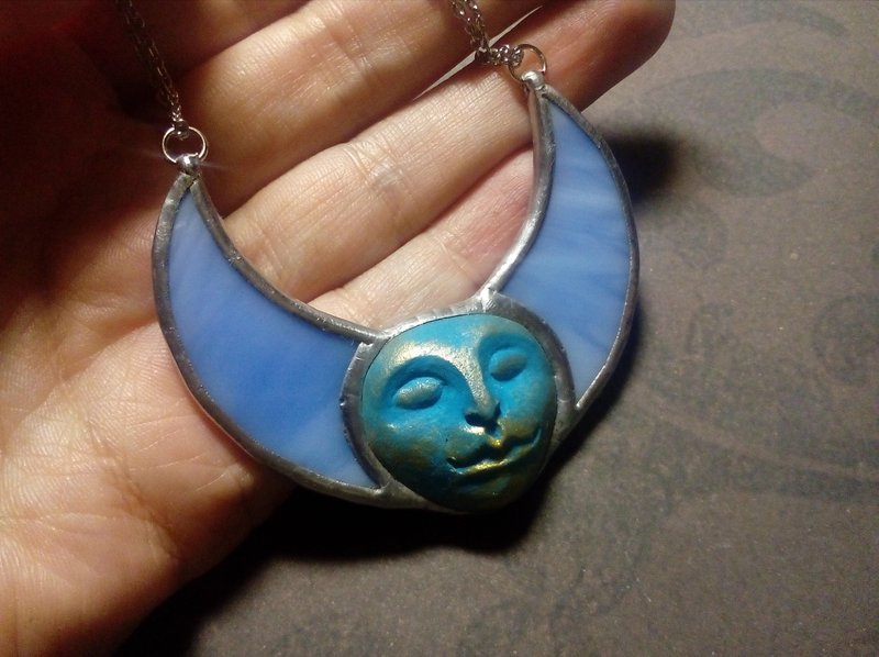 Witchy half moon pendant, blue moon, stained glass crescent. moon phase necklace - 項鍊 - 玻璃 藍色