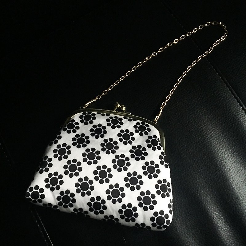 Original Print Japanese traditional pattern kiss lock petit party bag KUYOUMON - กระเป๋าเครื่องสำอาง - เส้นใยสังเคราะห์ ขาว