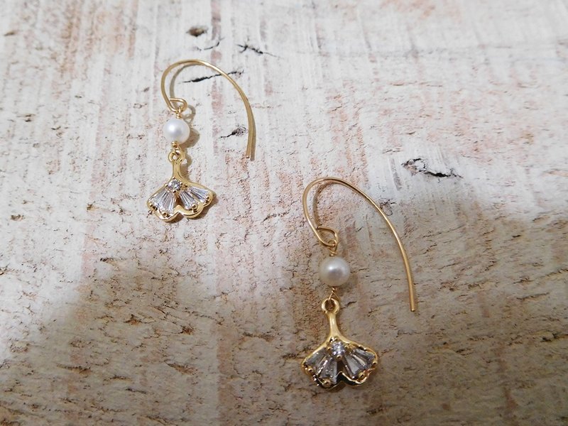 14k Gold-Filled Posts, Round Pearl, Ginkgo Leaf, Zirconia Earrings - Clip-on Option Available - ต่างหู - วัสดุอื่นๆ สีทอง