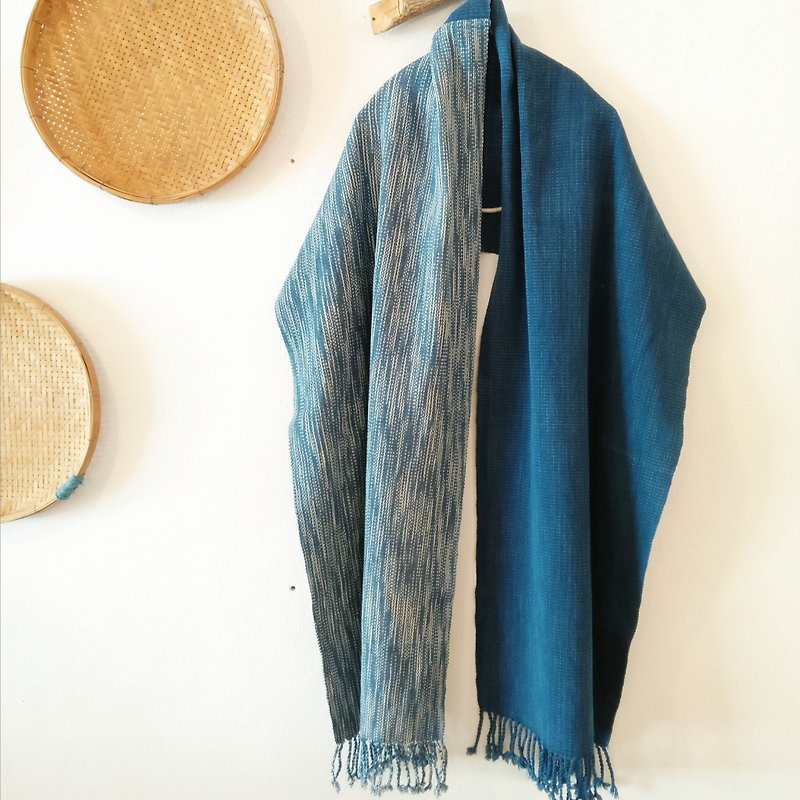 切り替え ショール  藍とまだら模様 / 草木染め 手織り - マフラー・ストール - コットン・麻 ブルー