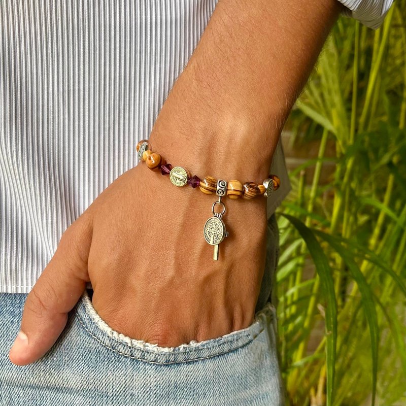 Catholic Saint Benedict Medals Wooden Crystal Bracelet - สร้อยข้อมือ - วัสดุอื่นๆ หลากหลายสี