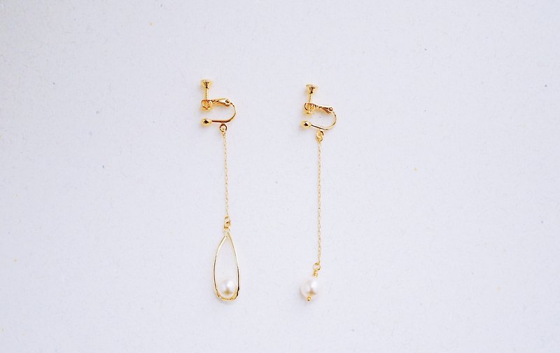 雫-耳夾--簍空水滴嵌水晶珍珠不對稱耳環 - 耳環/耳夾 - 其他金屬 金色