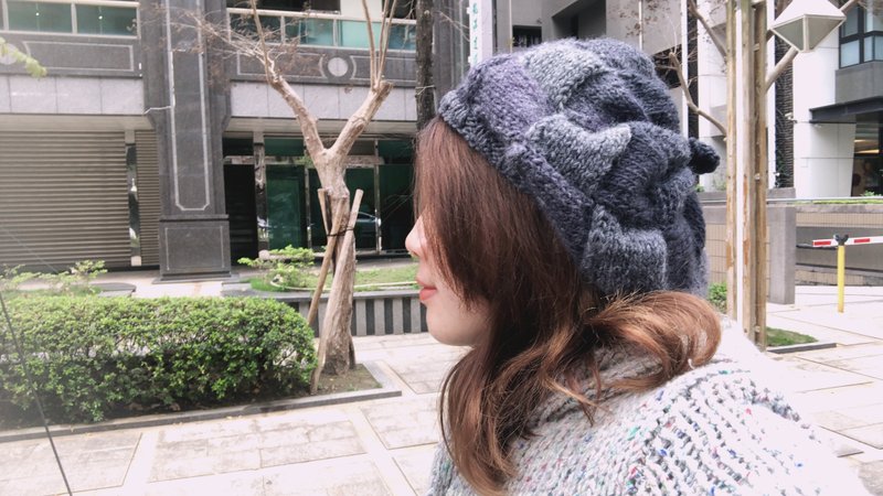 Araignee Design*Handmade Woolen Hat-Knitted Beret Hat*Miss Cecily Alexander Painter's Hat - หมวก - ขนแกะ สีเทา