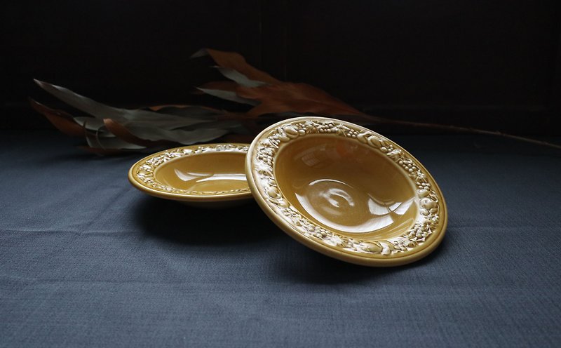 ดินเผา จานและถาด สีนำ้ตาล - Early pottery plate-autumn fruit (tableware/old pieces/old objects/ceramics/England)