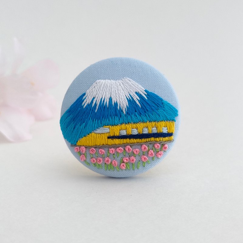 富士山とドクターイエローの刺繍ブローチ　新幹線 - 胸針 - 棉．麻 藍色