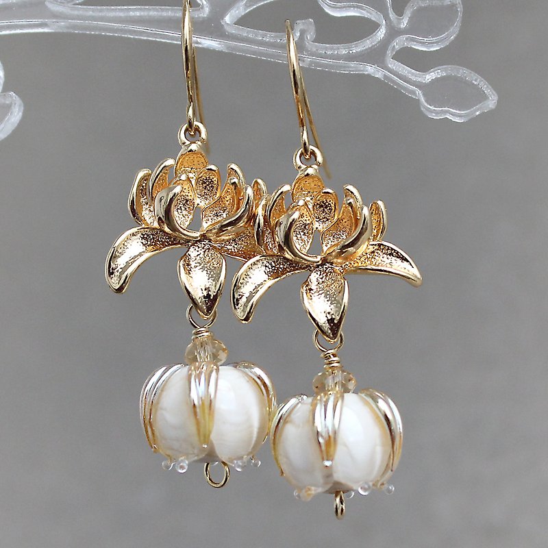 Gold Flower Earrings, Lampwork Earrings, Flower Earrings, Floral Earrings, Glass - ต่างหู - แก้ว สีทอง
