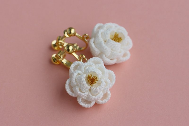 Pure Silk Gentle Camellia Clip-On White Tsumami Crafts Japanese Yukata Kimono Round Rose Rose Swaying Swaying - Earrings & Clip-ons - Silk White