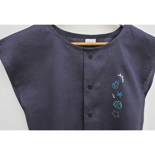 vhann Embroidery | Linen | Dark blue round neck sleeveless shirt