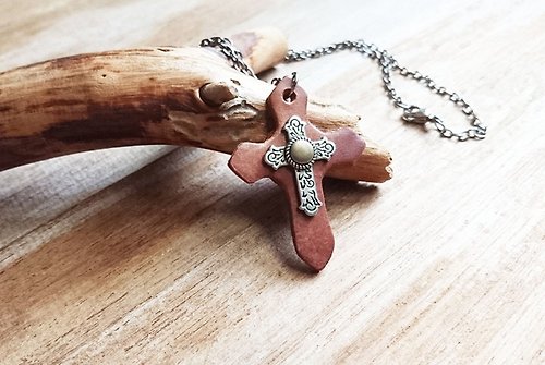 【Look洛克手作】 復古十字架鉚釘墜飾/皮革短項鍊
