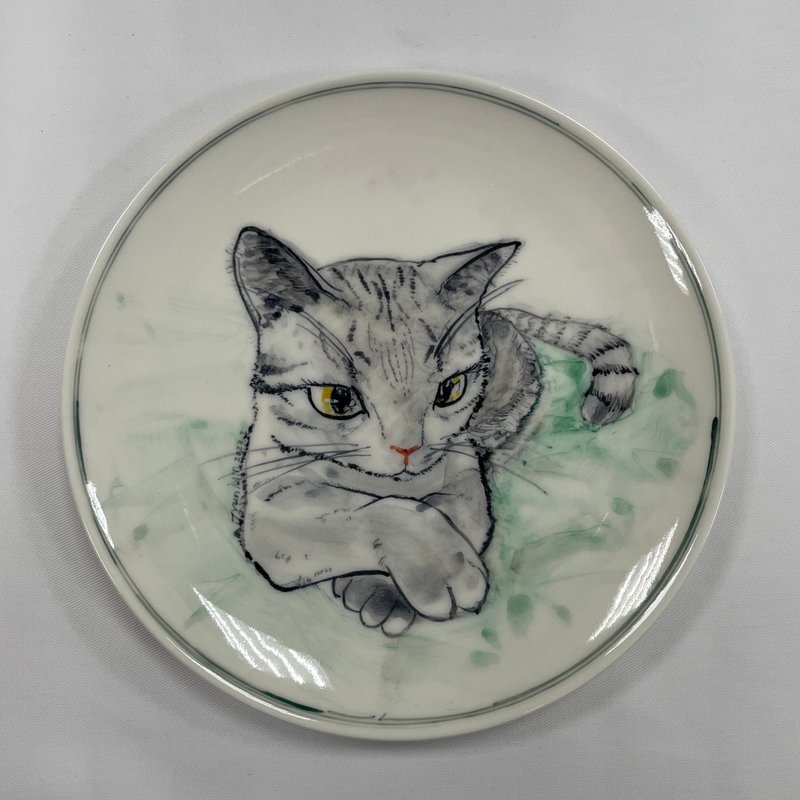 【陶佐陶 TAOZOTAO】Hand-painted (8-inch) Porcelain Plate - female cat with arms cross - Plates & Trays - Porcelain 