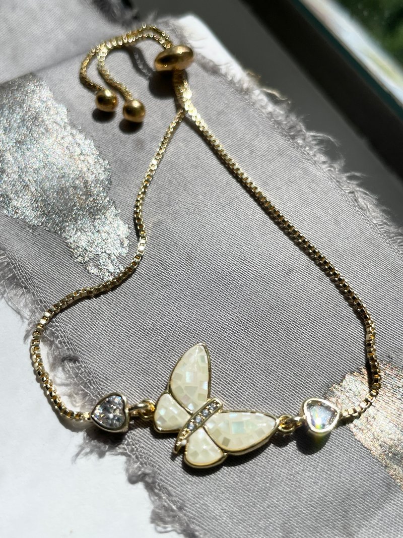 White Mother-of-Pearl Butterfly Bracelet - สร้อยข้อมือ - เปลือกหอย ขาว
