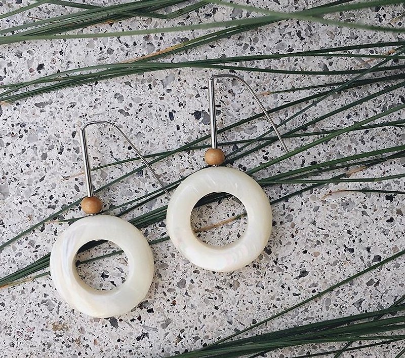 Retro simple large shell ring hanging ring - Earrings & Clip-ons - Gemstone White