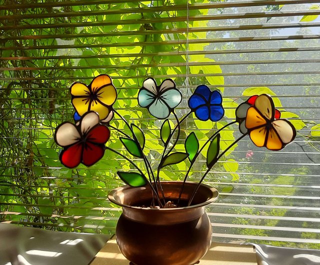 パンジーのステンドグラスの花束。夏の装飾。花を色あせないでください 