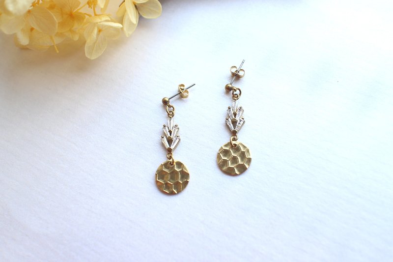 Pineapple queen -Brass zirconhandmade earrings - ต่างหู - ทองแดงทองเหลือง สีทอง