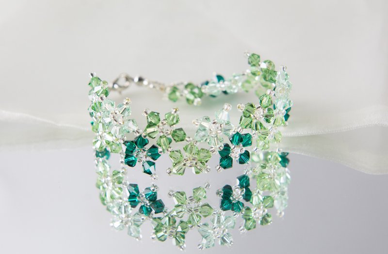 Shade of green multiflora swarovski bracel, 7 inches and 2 inches chain - สร้อยข้อมือ - คริสตัล สีเขียว