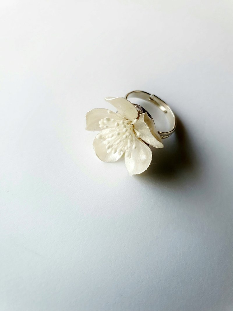 Cherry blossom white pearly color ring/ Blossom ring/ Gifts for her/ Sakura ring - 戒指 - 其他材質 白色