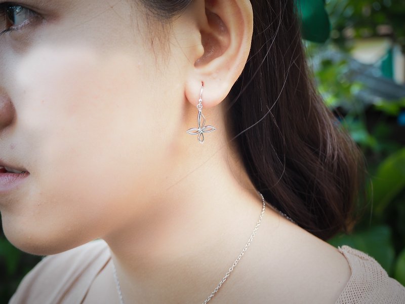Plain silver butterfly dangle earring  - 耳環/耳夾 - 純銀 銀色