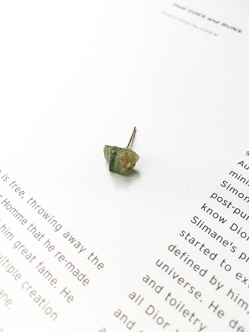Ore earrings stone green tourmaline needle 925 silver - Earrings & Clip-ons - Crystal Green