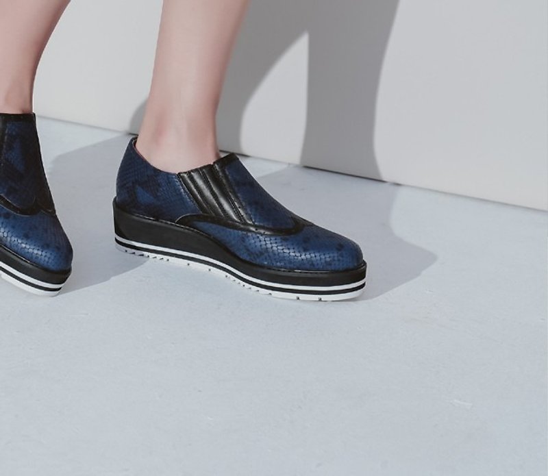 [Show products clear] minimalist carved comfortable thick-soled leather casual shoes blue and black embossed - รองเท้าลำลองผู้หญิง - หนังแท้ สีน้ำเงิน