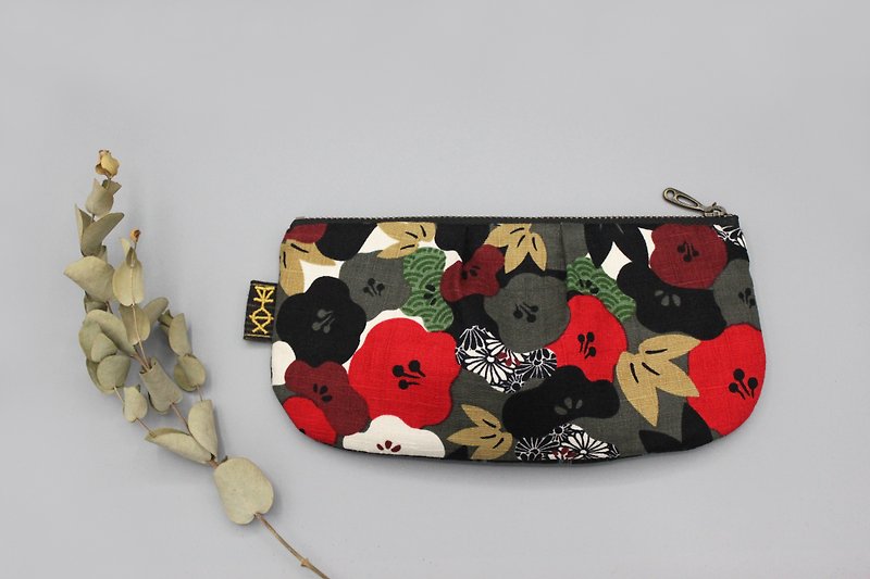 Peaceful Universal Bag - 椿花花园, pencil case, cosmetic bag, storage bag - กระเป๋าเครื่องสำอาง - ผ้าฝ้าย/ผ้าลินิน สีแดง