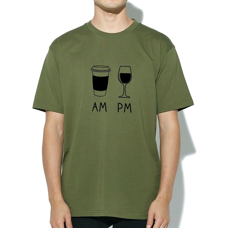 COFFEE AM WINEPM半袖Tシャツアーミーグリーンコーヒーワインギフトデザインイラスト - Tシャツ メンズ - コットン・麻 グリーン