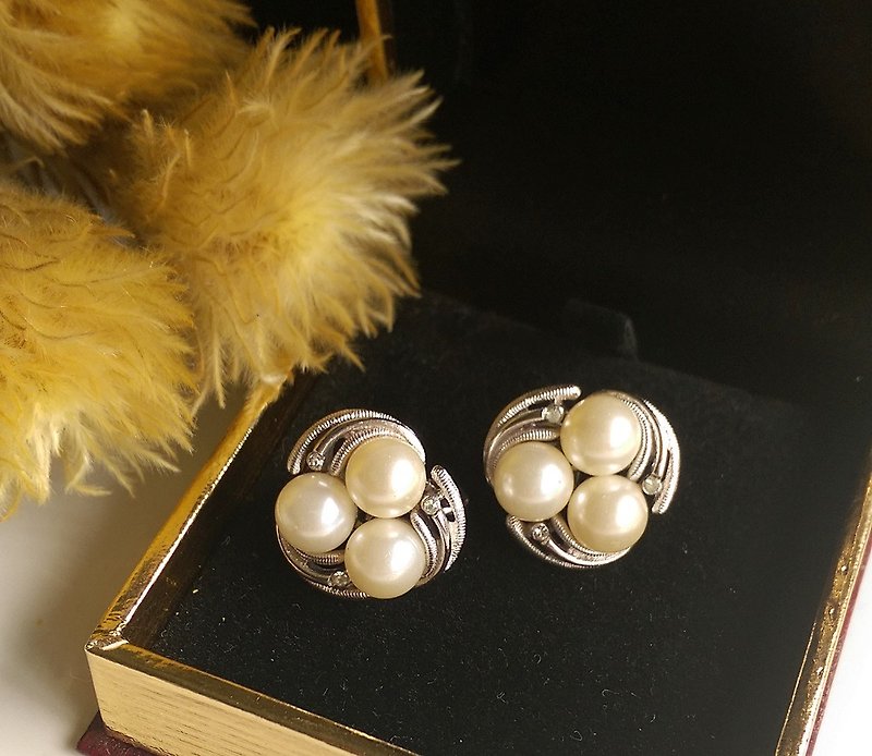 [Western antique jewelry / old age] 1970s TRIFARI elegant pearl clip earrings - ต่างหู - โลหะ สีเงิน