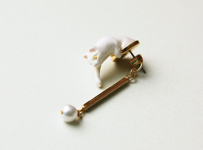 戯れネコのピアス/イヤリング  白猫さん - 耳環/耳夾 - 塑膠 白色