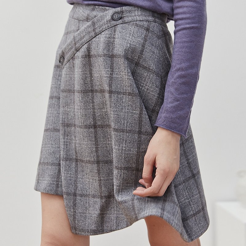 Light gray grid 2 color irregular retro scottish short skirt plaid autumn and winter A word button skirt - Skirts - Wool Gray