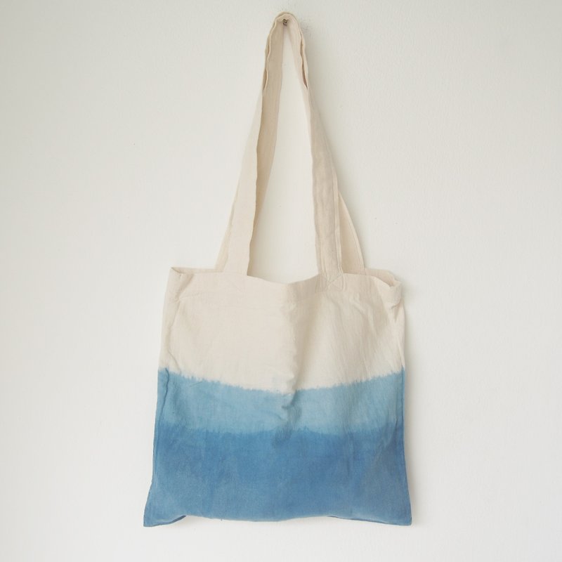 Blue shade tote bag / natural indigo dye - กระเป๋าถือ - ผ้าฝ้าย/ผ้าลินิน สีน้ำเงิน