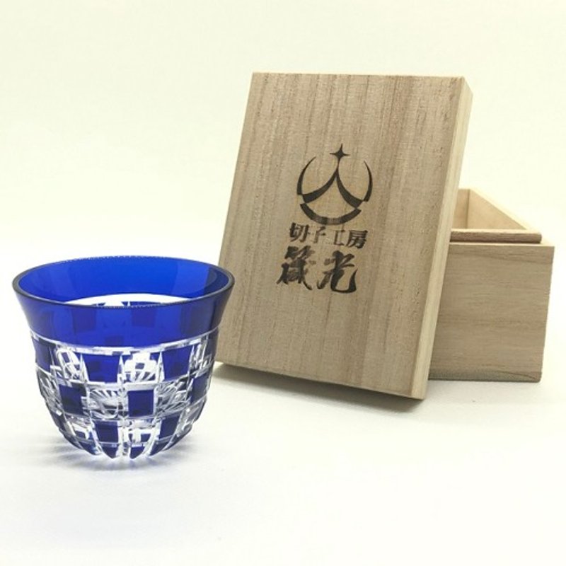 Sake cup with hollow checkered pattern - Teapots & Teacups - Glass 