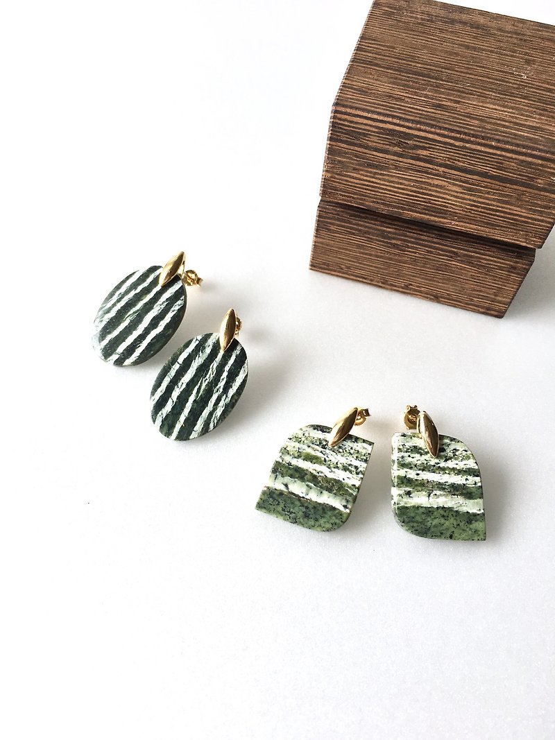 Swiss Opal Hook-earring / Clip-earring - ต่างหู - หิน สีเขียว