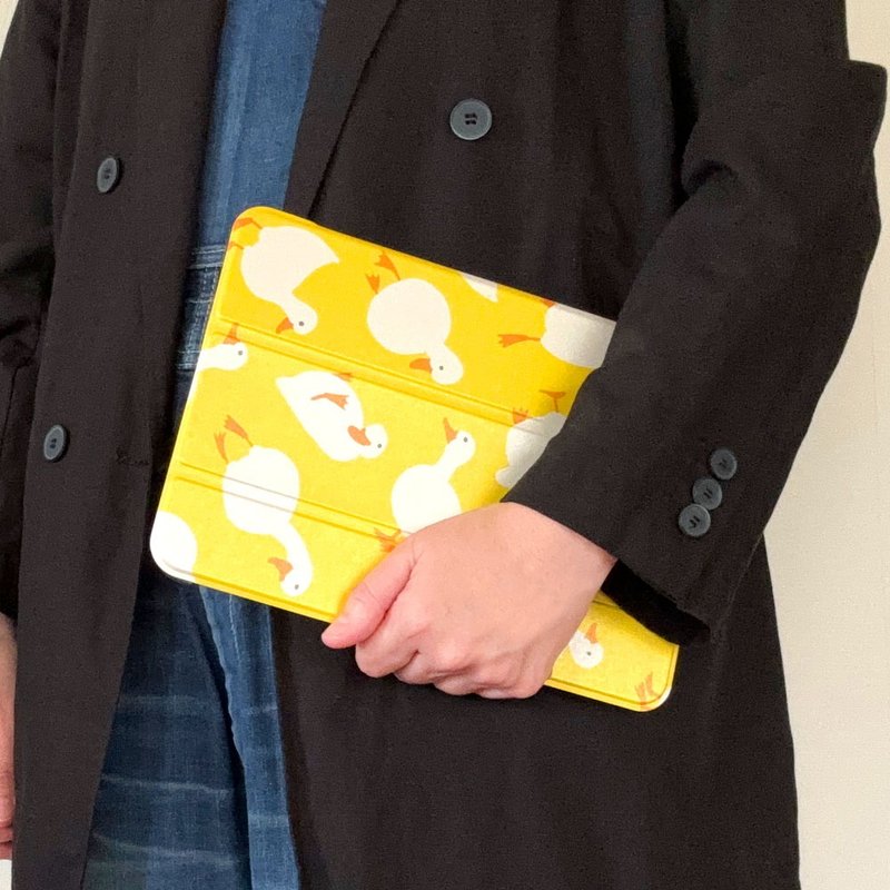 ペン収納付手帳型iPadケース【アヒル・イエロー】三折りスタンド機能付ソフトケースタイプ - タブレット・PCケース - 合皮 イエロー
