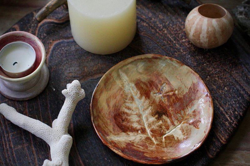 植物壓紋飛鳥小陶盤/燭台/飾品盤 - 盤子/餐盤/盤架 - 陶 咖啡色