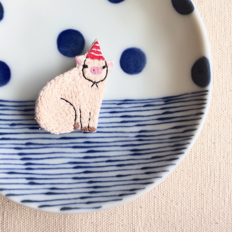 Handmade embroidery*Red and white striped party hat piggy pin - เข็มกลัด - งานปัก สึชมพู