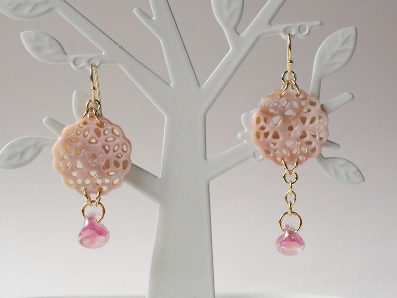 Limited edition pink shell lace and American lampwork beads Round magatama earrings Pink shell cute shell shell dragonfly ball dragonfly ball swaying elegant borosilicate glass - Earrings & Clip-ons - Shell Pink