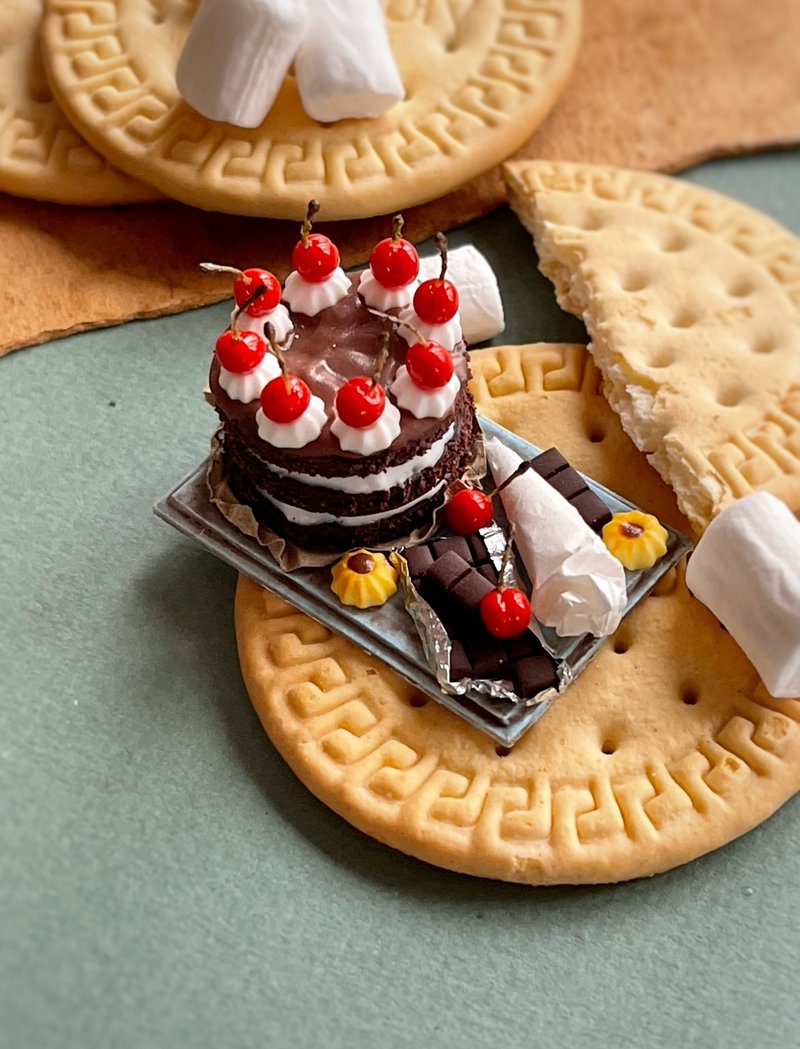 Miniature chocolate cake set with cherries - 公仔/玩偶 - 其他材質 多色