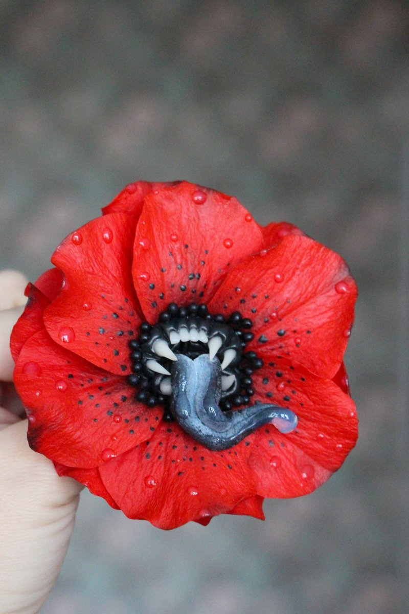 Poppy brooch Creepy flower brooch Gothic jewelry - 胸針 - 黏土 紅色