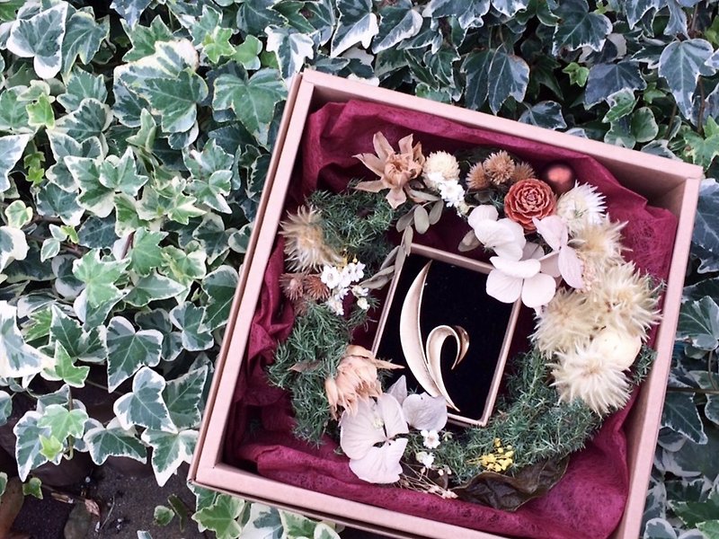 Exchange Gifts Trifari Early Brooch / Christmas Wreath Gift Box Dry Flower Box - Plus Plus Gifts - เข็มกลัด - โลหะ หลากหลายสี